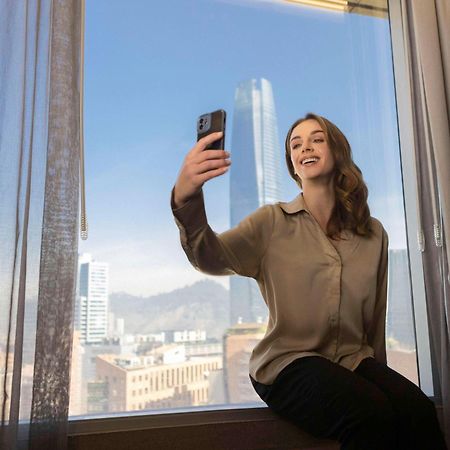 Pullman Santiago El Bosque Hotel ภายนอก รูปภาพ A woman taking a selfie