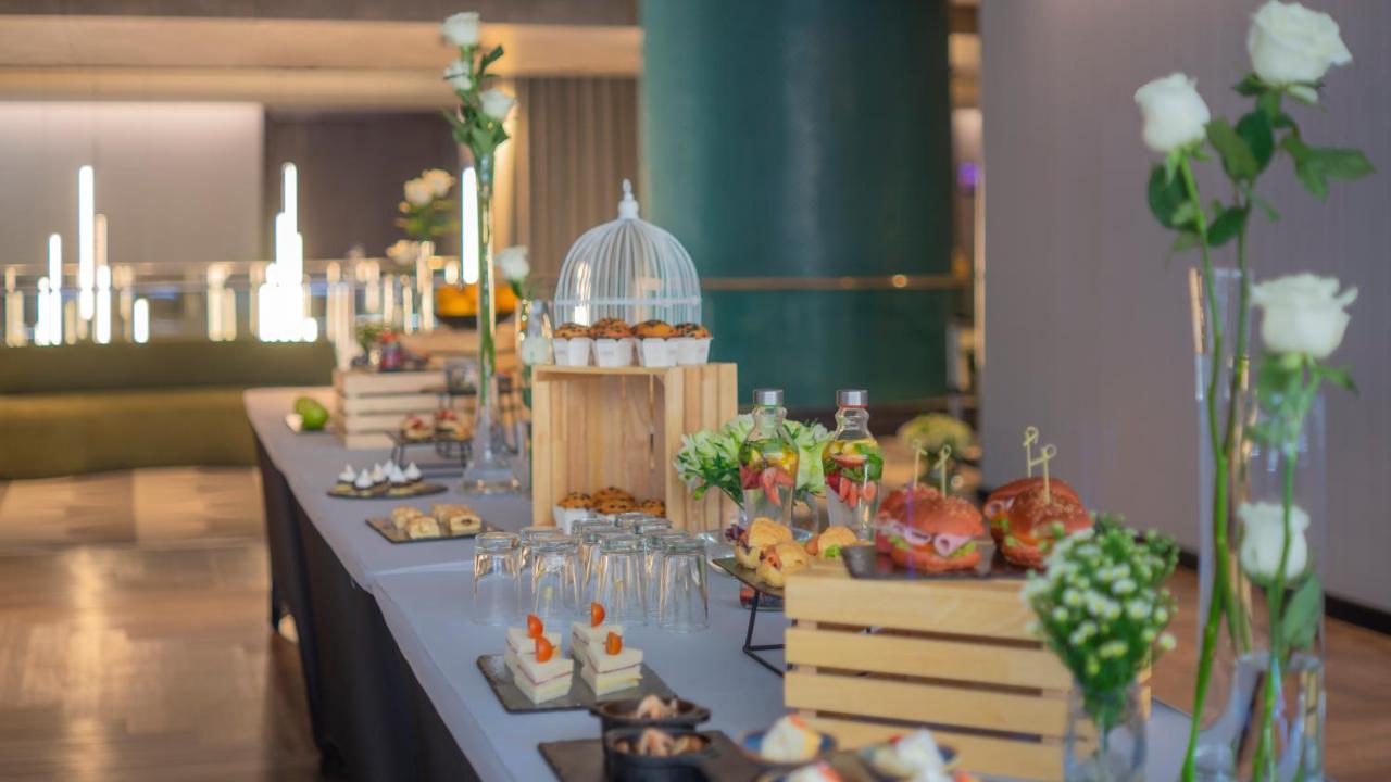 Pullman Santiago El Bosque Hotel ภายนอก รูปภาพ A buffet at a hotel