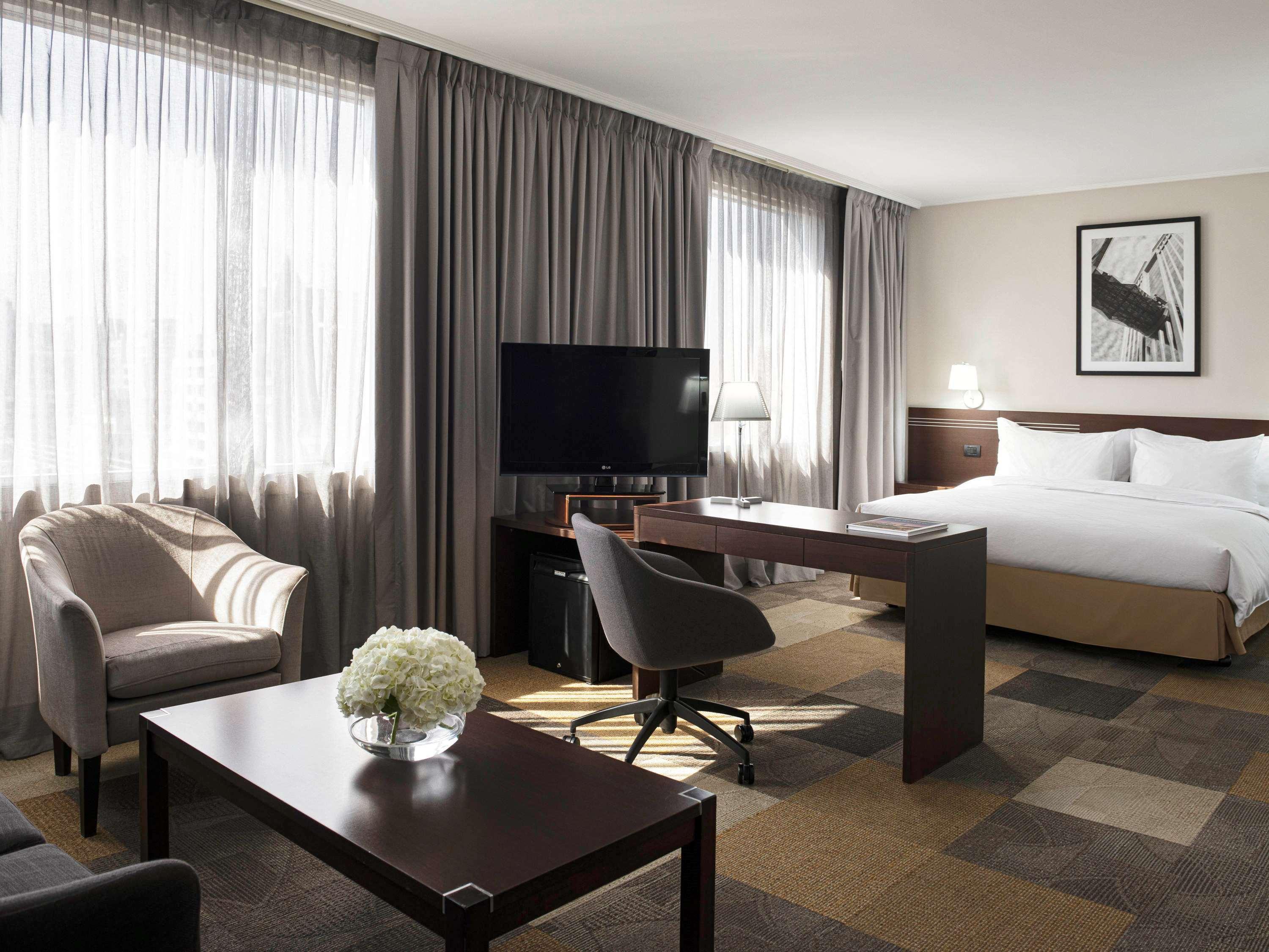Pullman Santiago El Bosque Hotel ภายนอก รูปภาพ A typical hotel room