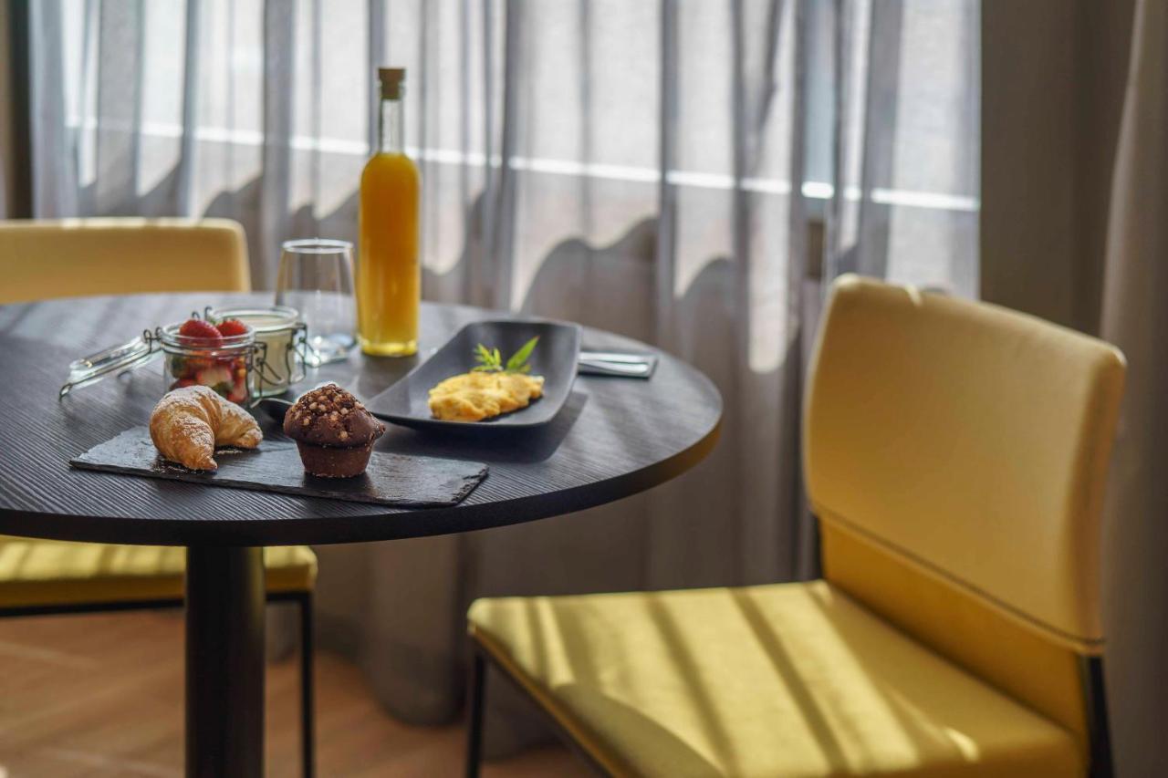 Pullman Santiago El Bosque Hotel ภายนอก รูปภาพ A room at the hotel