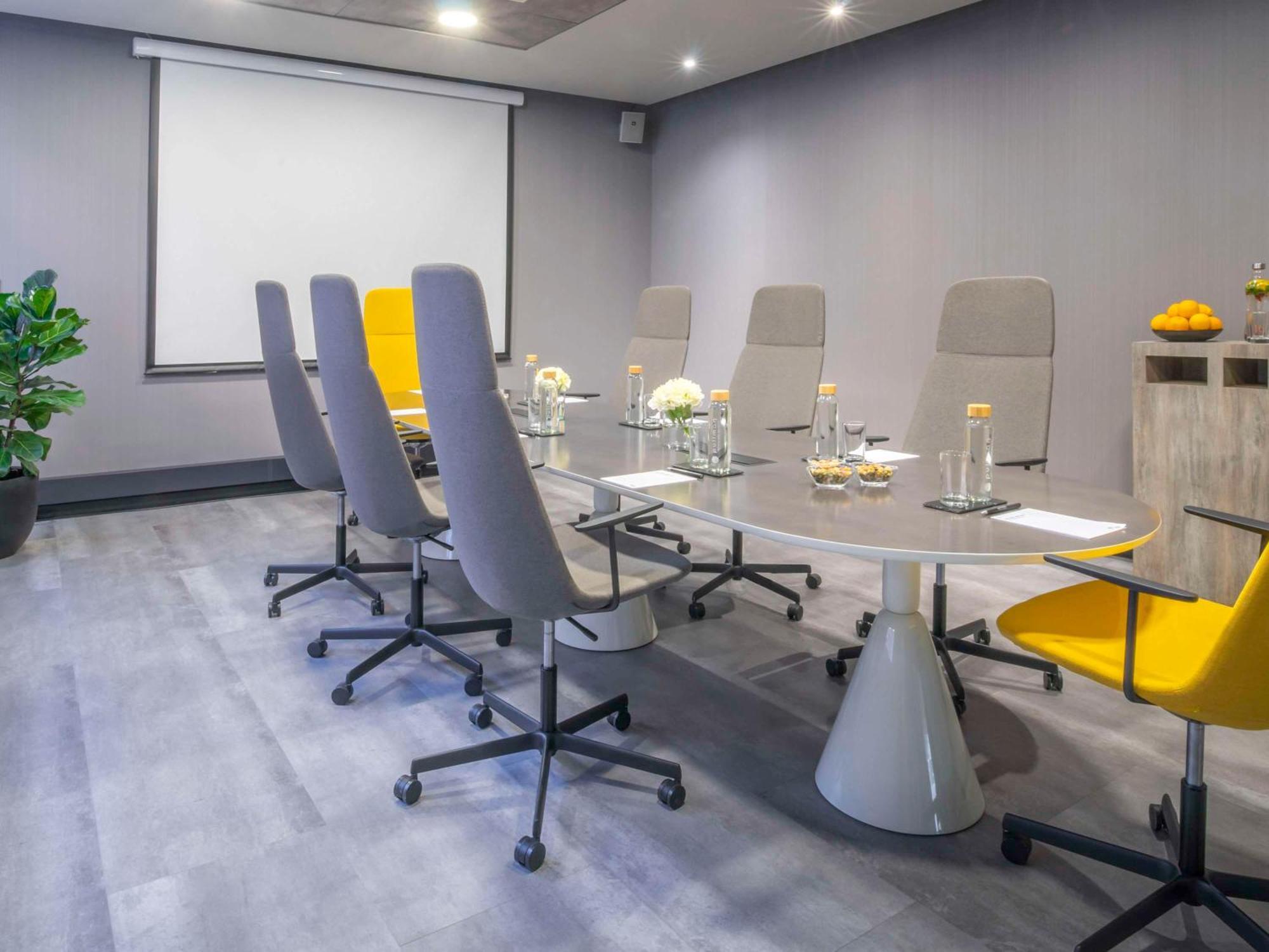 Pullman Santiago El Bosque Hotel ภายนอก รูปภาพ Meeting room at the University of Law, Birmingham