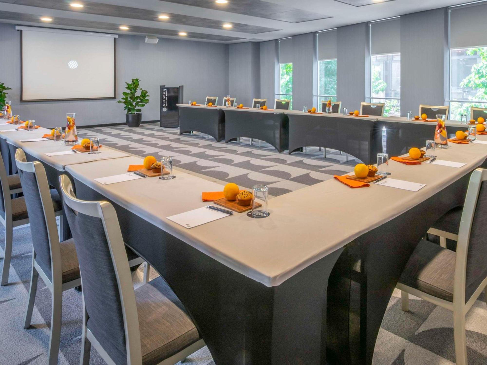 Pullman Santiago El Bosque Hotel ภายนอก รูปภาพ Meeting room