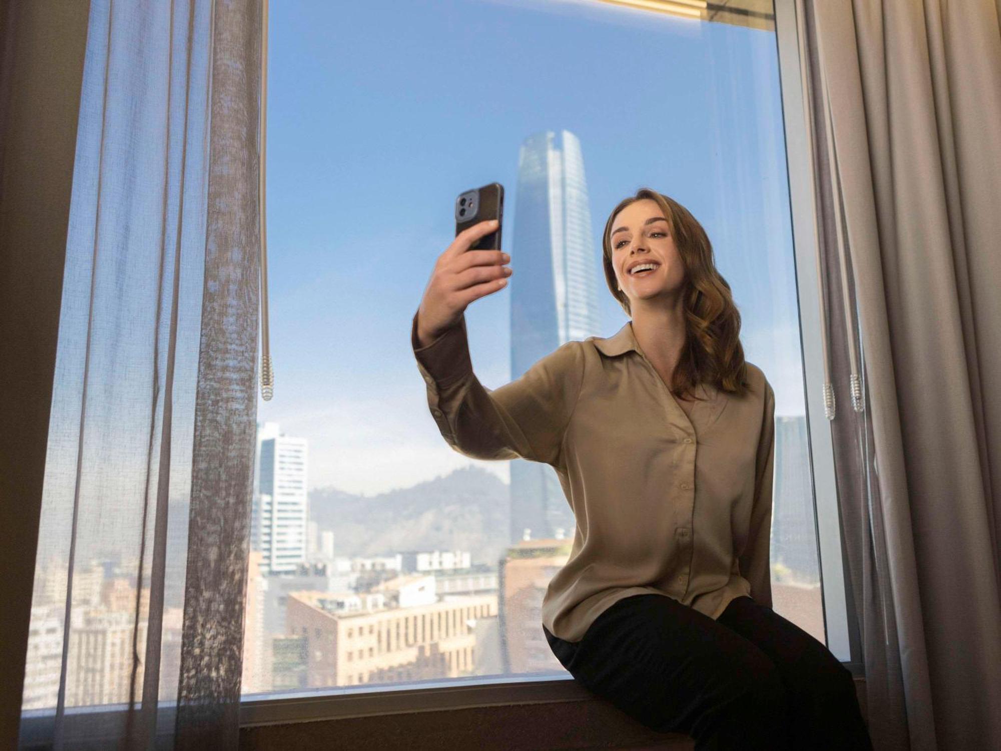 Pullman Santiago El Bosque Hotel ภายนอก รูปภาพ A woman taking a selfie