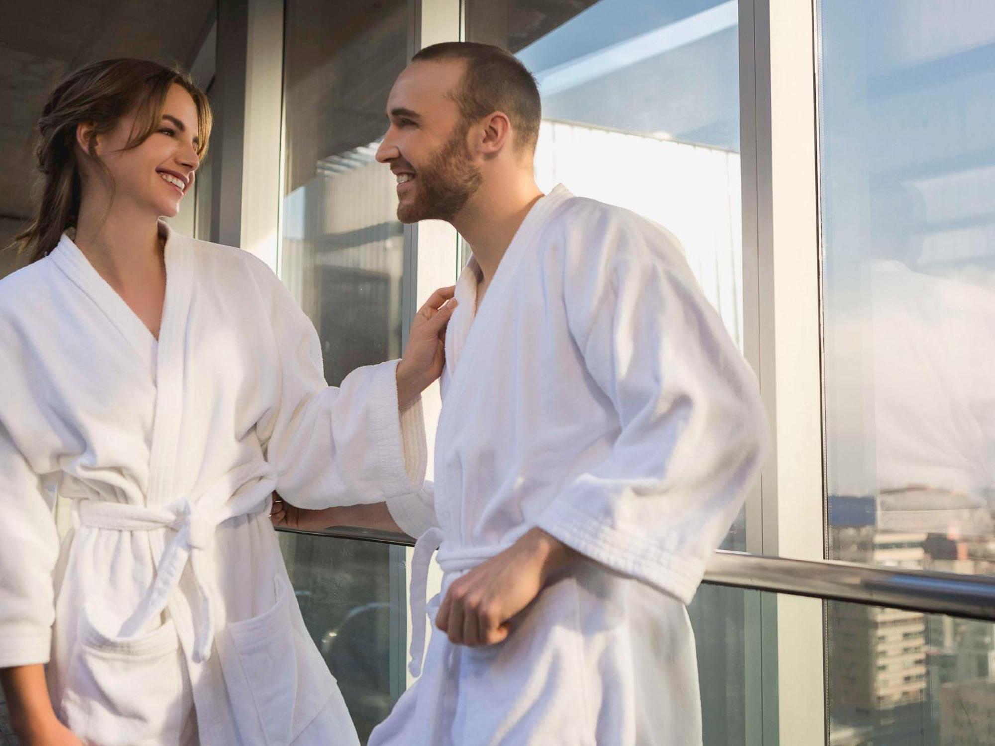 Pullman Santiago El Bosque Hotel ภายนอก รูปภาพ A couple wearing bathrobes