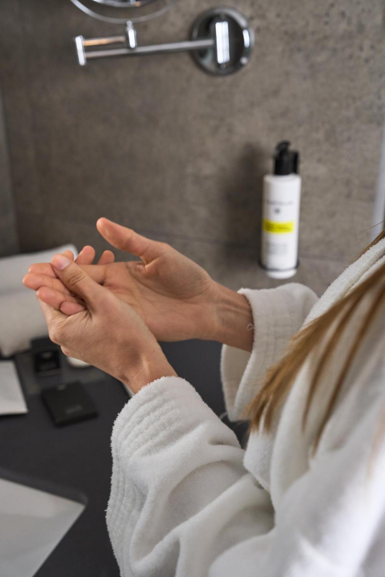 Pullman Santiago El Bosque Hotel ภายนอก รูปภาพ Hand washing