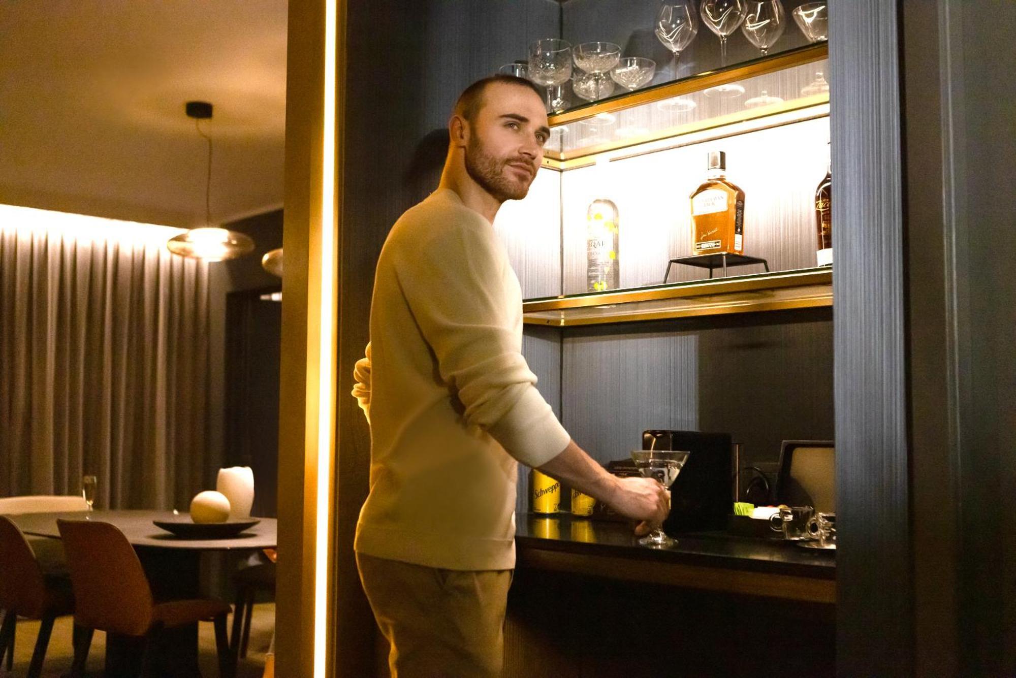 Pullman Santiago El Bosque Hotel ภายนอก รูปภาพ A bartender at work
