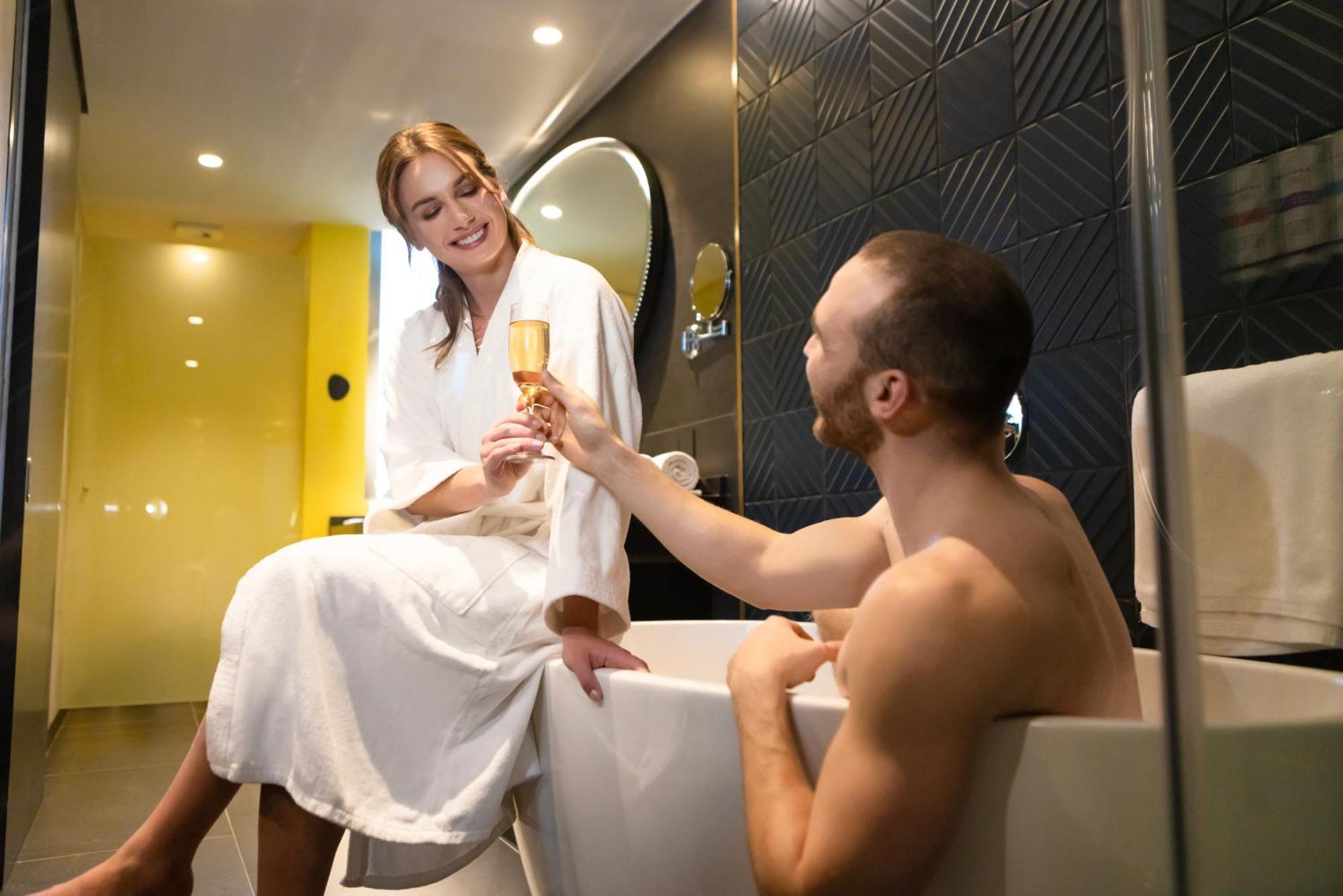 Pullman Santiago El Bosque Hotel ภายนอก รูปภาพ A couple in a bathroom