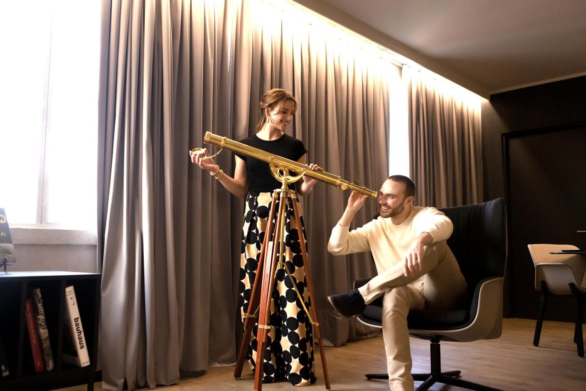 Pullman Santiago El Bosque Hotel ภายนอก รูปภาพ The 2015 winner, the Russian duo Sergey Ivanov and Ekaterina Ivanova, with the 2015 winner's trophy