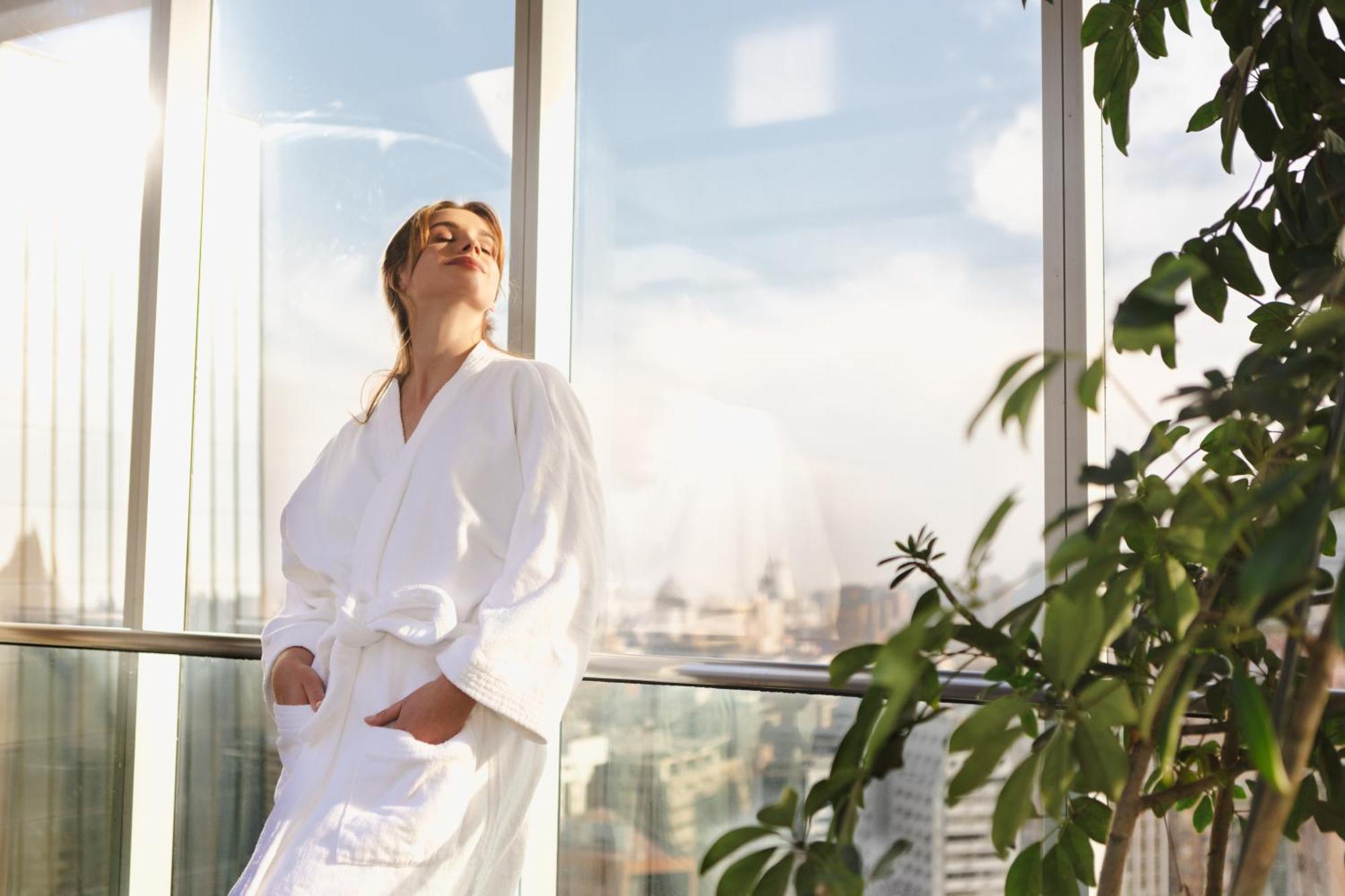 Pullman Santiago El Bosque Hotel ภายนอก รูปภาพ A woman wearing a bathrobe