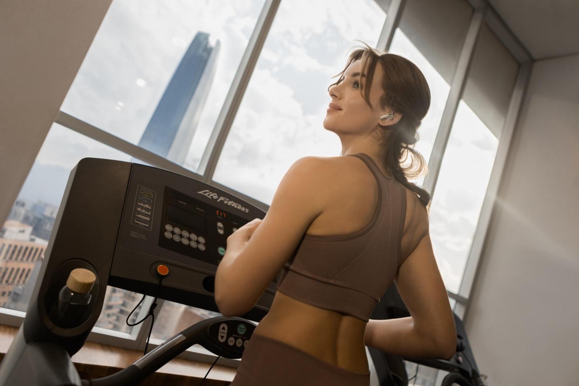 Pullman Santiago El Bosque Hotel ภายนอก รูปภาพ A woman exercising on a treadmill