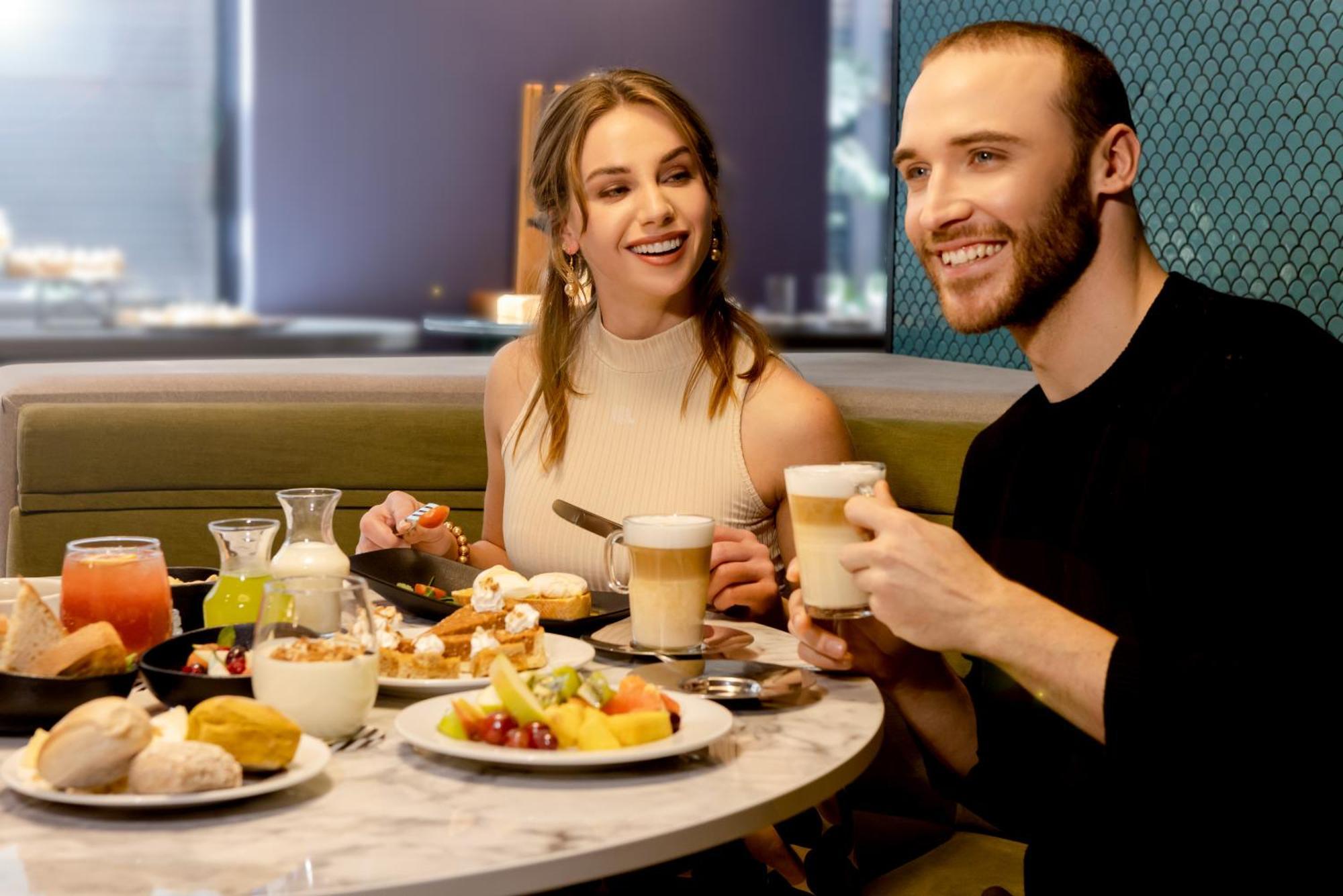 Pullman Santiago El Bosque Hotel ภายนอก รูปภาพ A couple at a restaurant