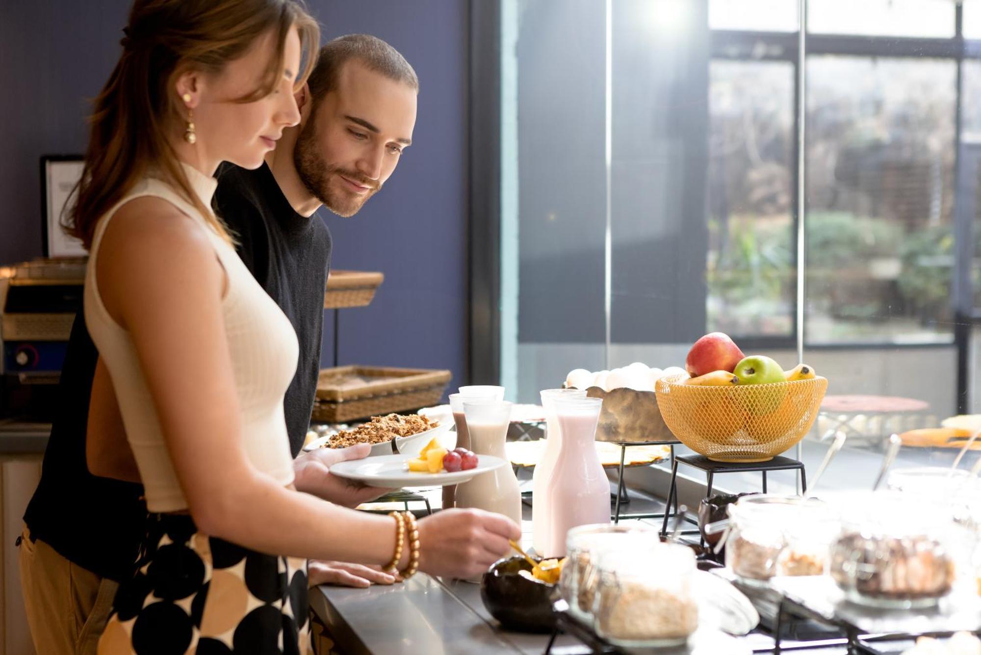 Pullman Santiago El Bosque Hotel ภายนอก รูปภาพ A couple cooking together