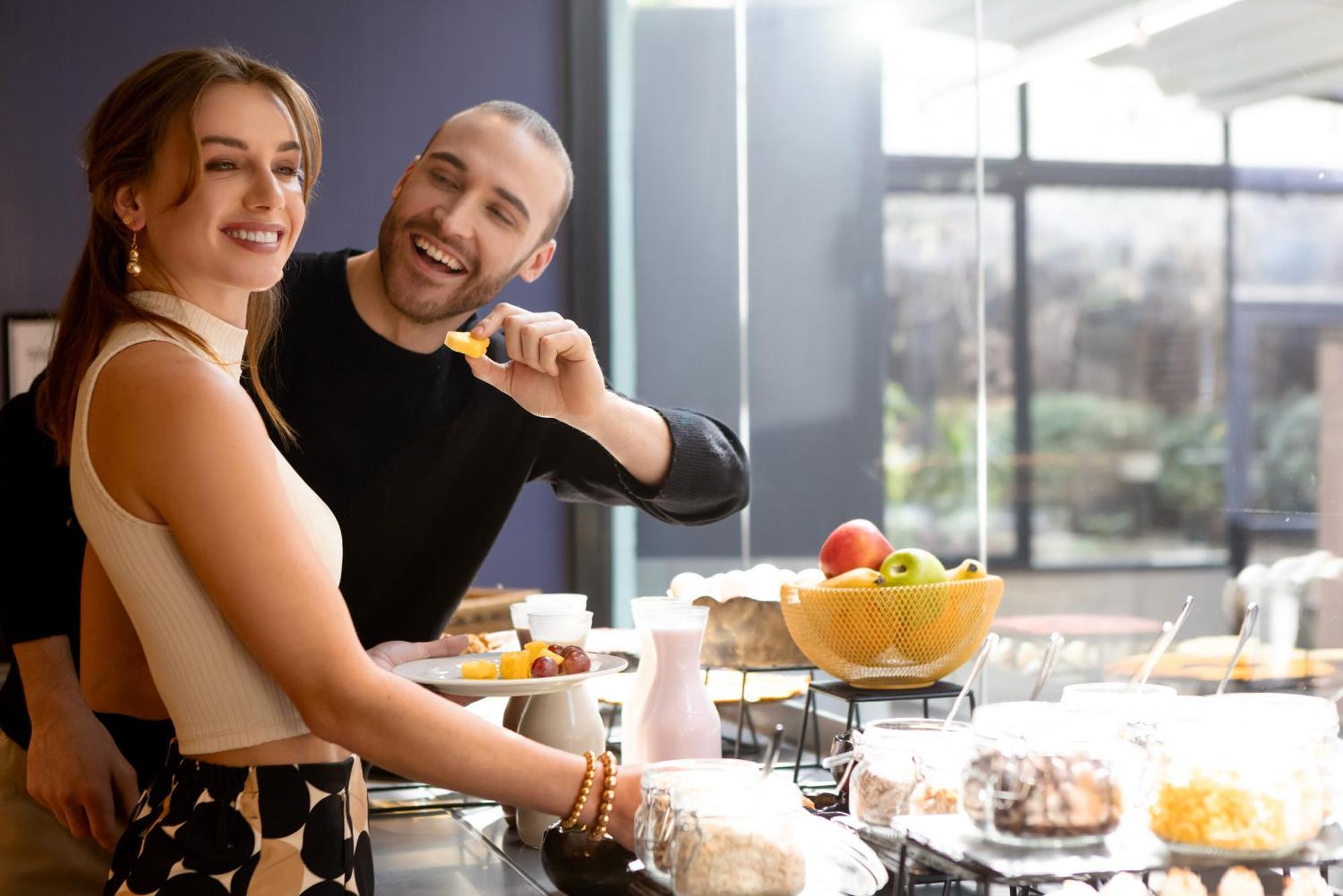 Pullman Santiago El Bosque Hotel ภายนอก รูปภาพ Chef and his wife