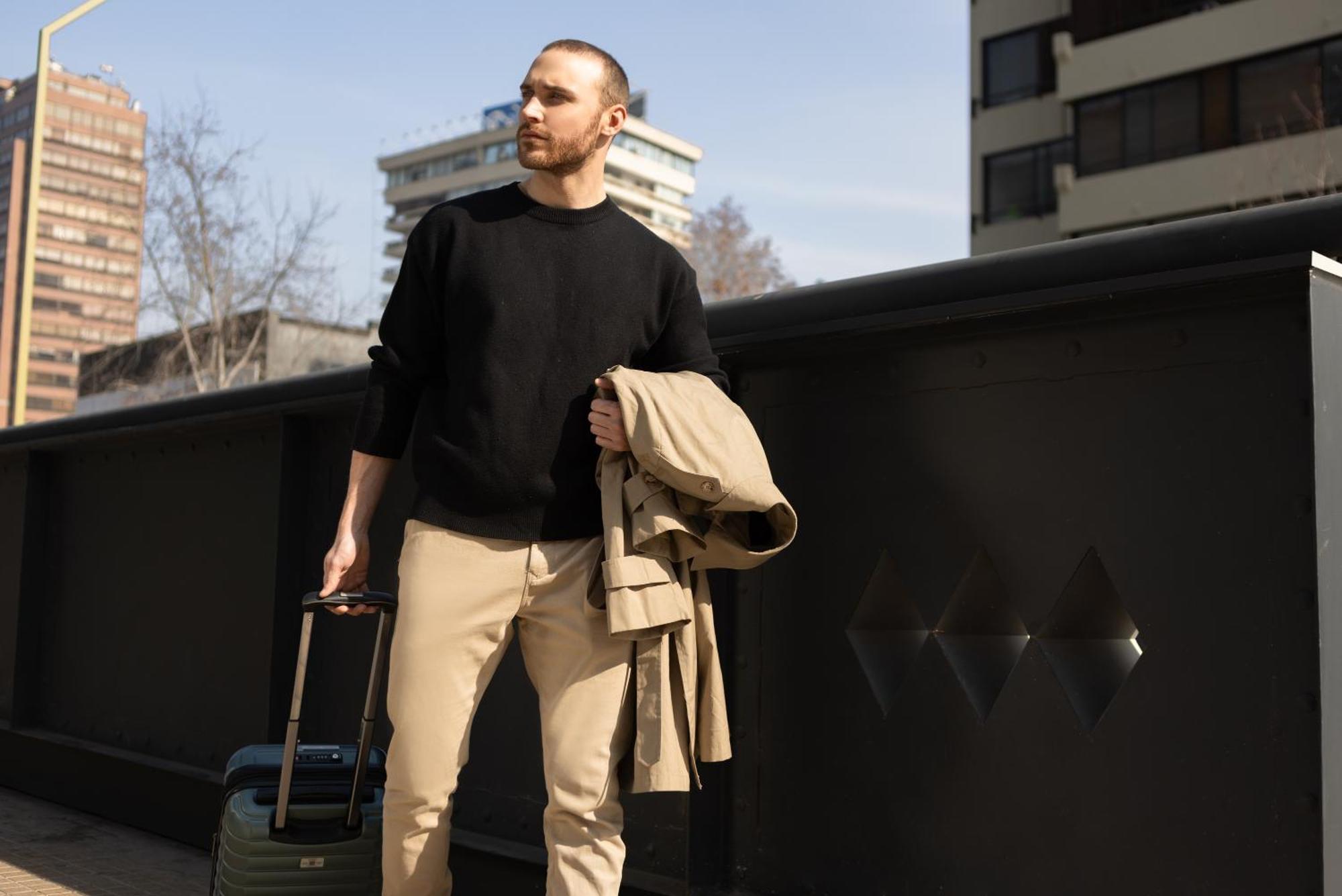 Pullman Santiago El Bosque Hotel ภายนอก รูปภาพ A man wearing a crew neck sweater
