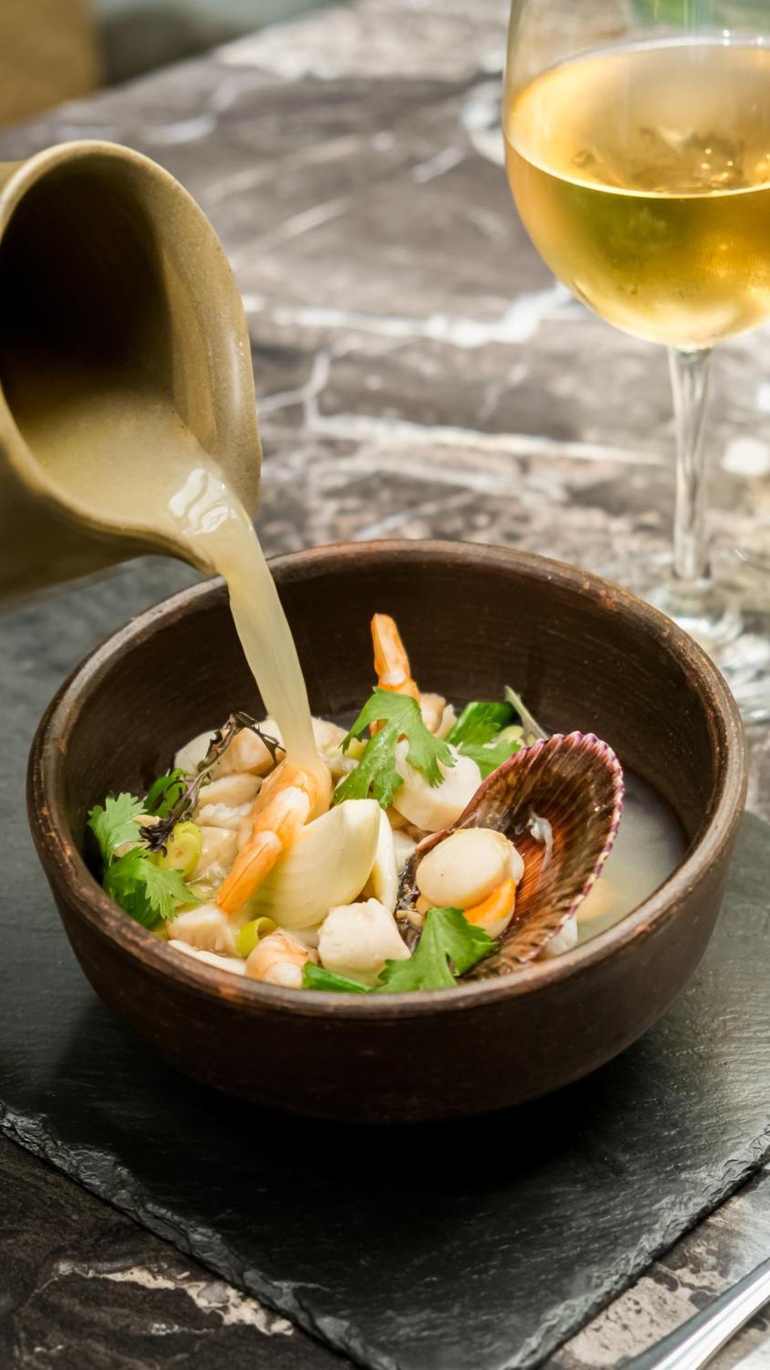 Pullman Santiago El Bosque Hotel ภายนอก รูปภาพ Bouillon being poured into a bowl of seafood