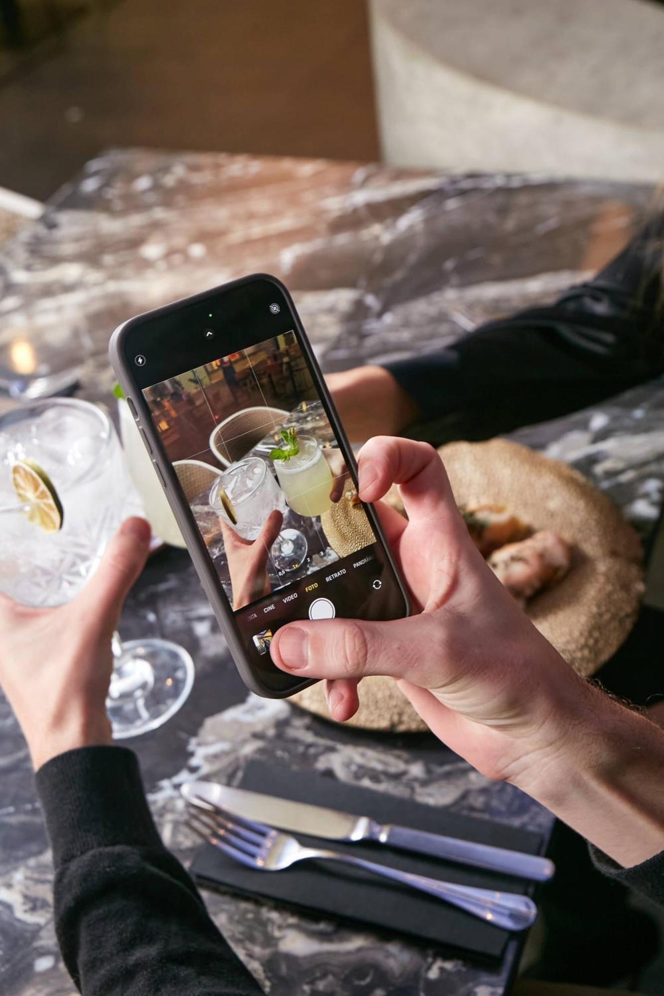 Pullman Santiago El Bosque Hotel ภายนอก รูปภาพ A person taking a photo with a smartphone