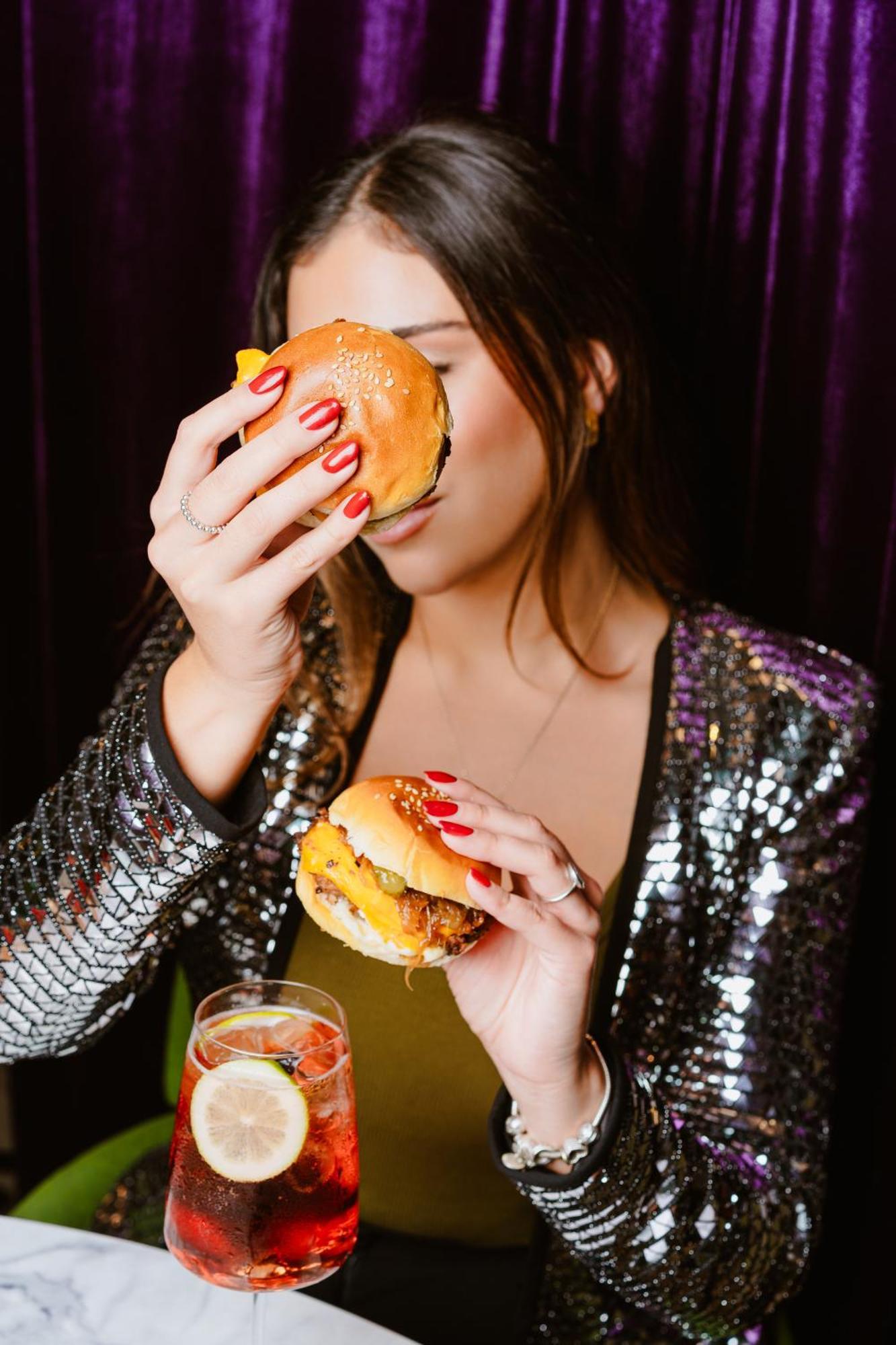 Pullman Santiago El Bosque Hotel ภายนอก รูปภาพ A woman eating a hamburger
