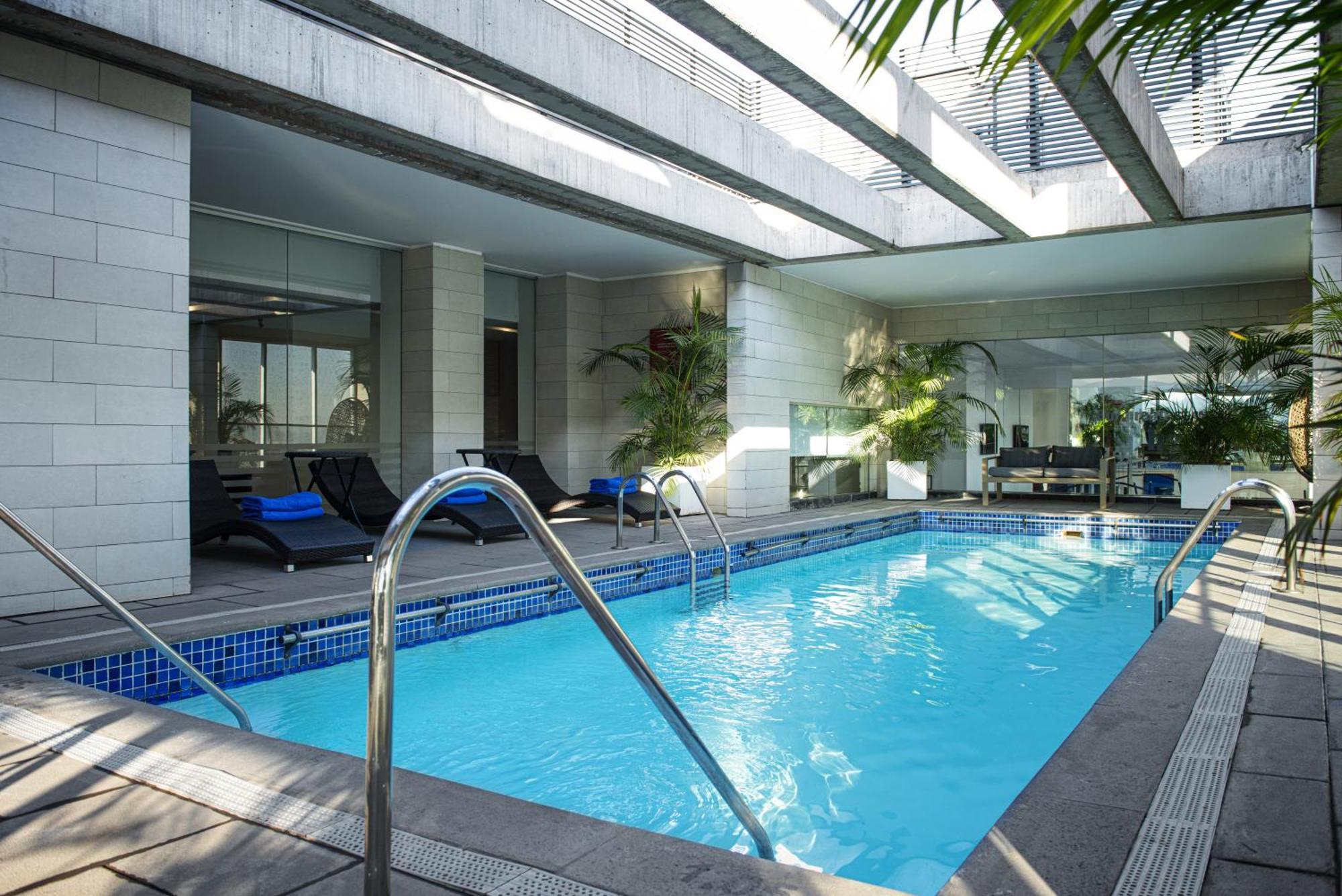Pullman Santiago El Bosque Hotel ภายนอก รูปภาพ The pool at the hotel